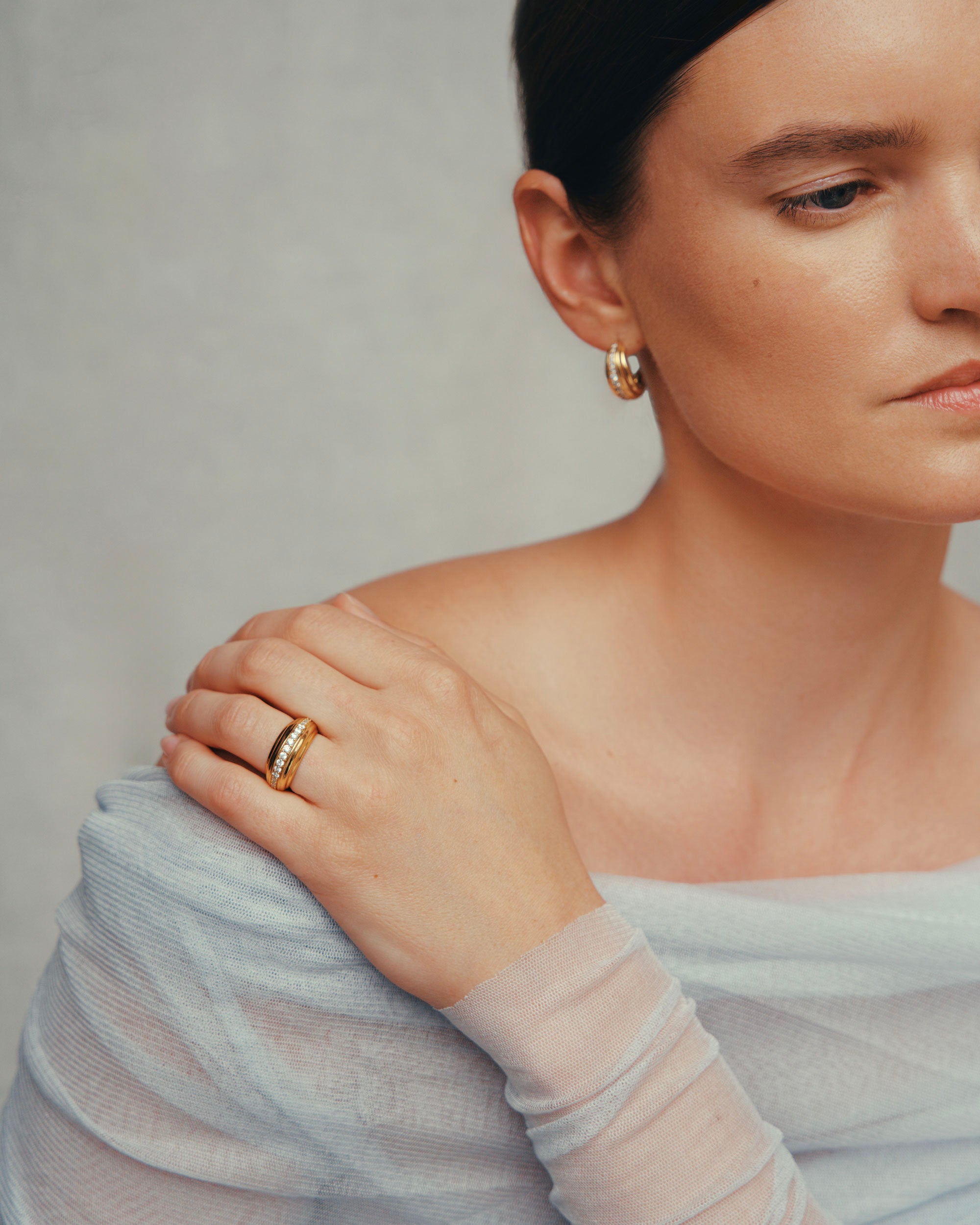 Daphine Ella ring in gold and zirconias