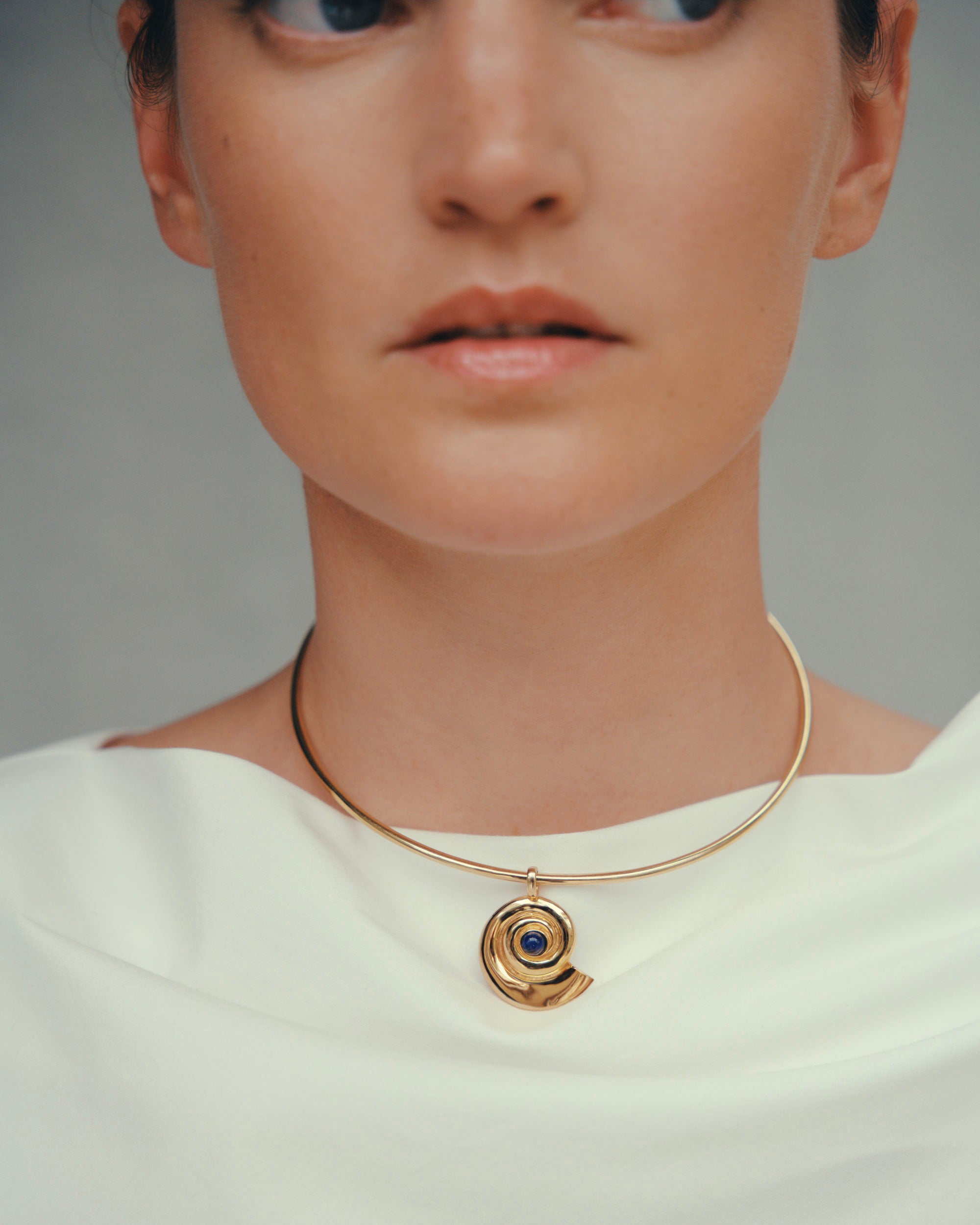 Daphine Agathe chocker necklace in gold with Lapis Lazuli