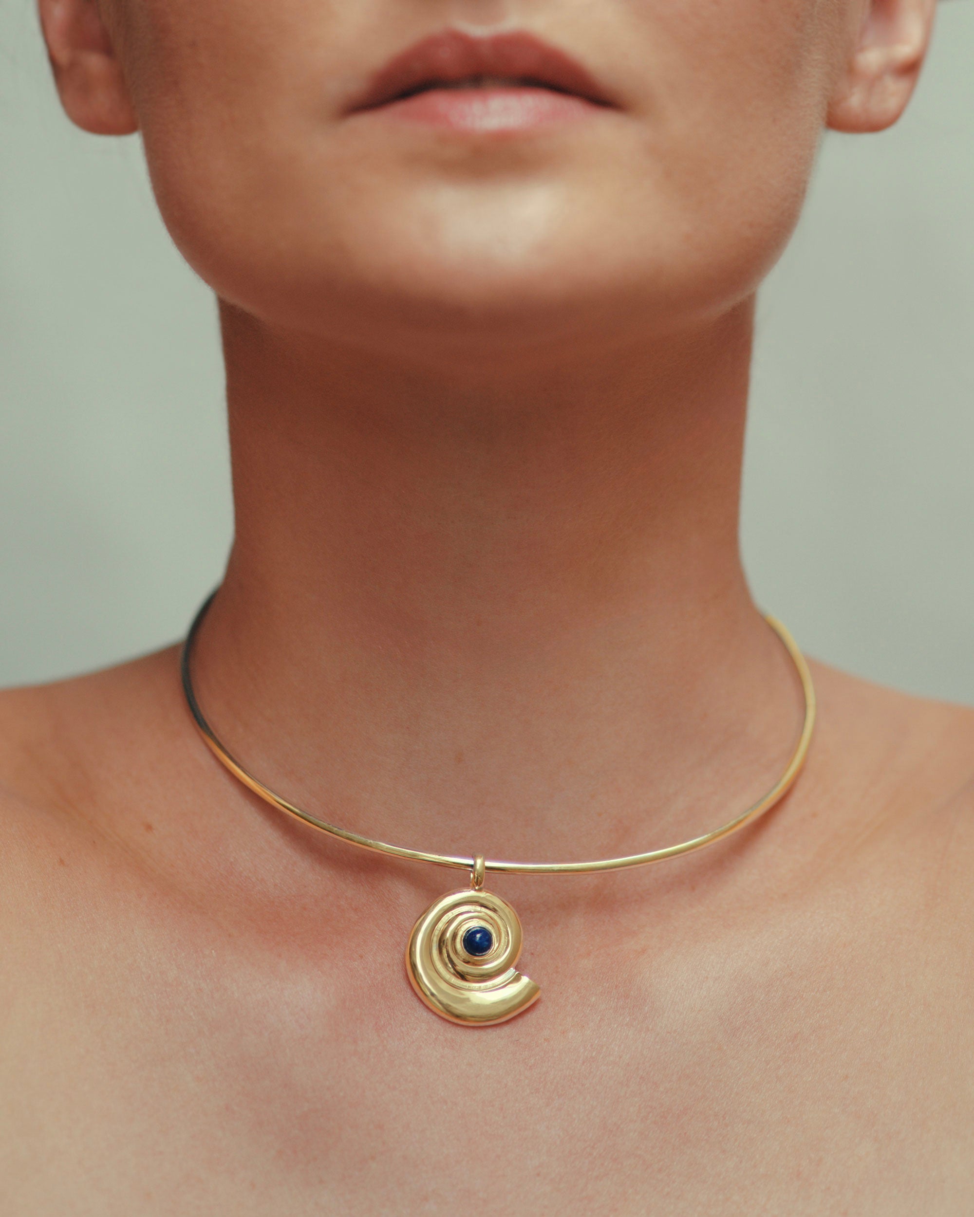 Daphine Agathe chocker necklace in gold with Lapis Lazuli