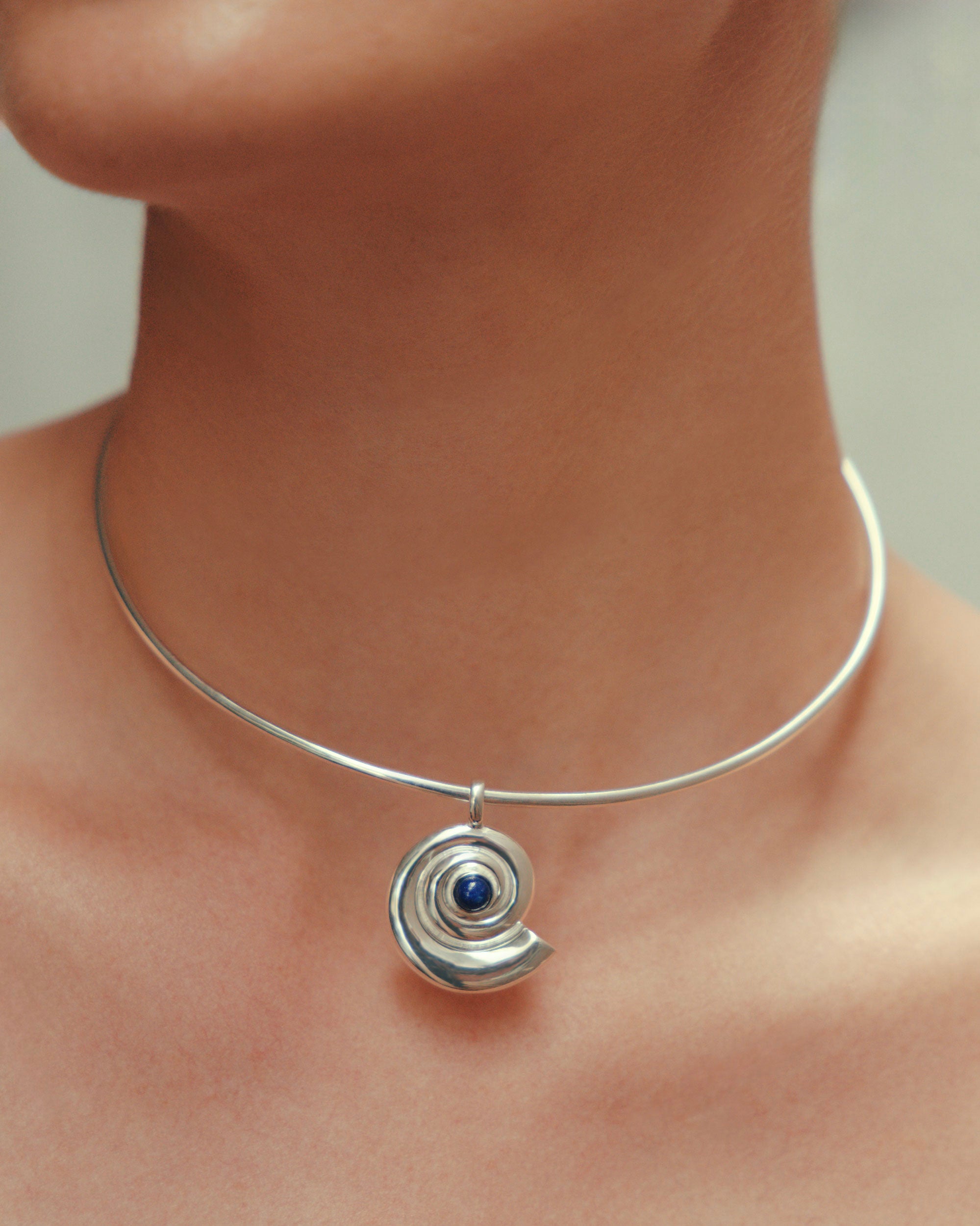 Daphine Agathe necklace in silver with Lapis Lazuli stone