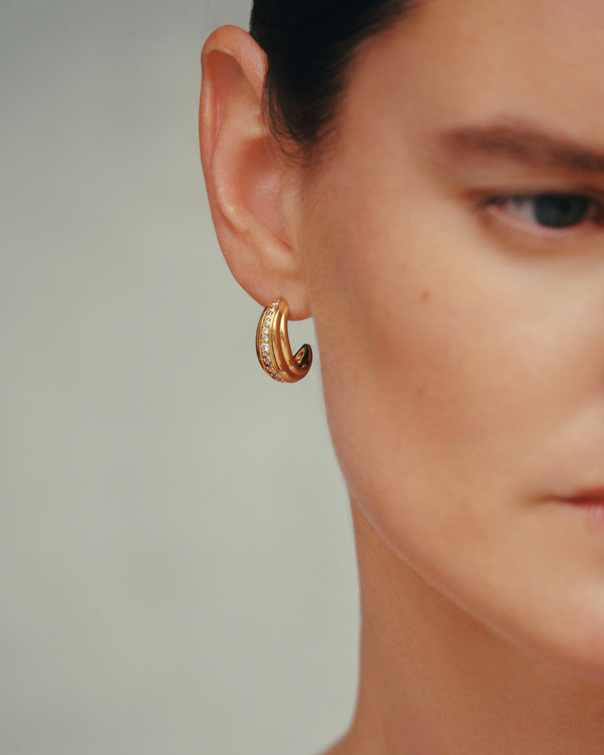 Daphine Ella earrings in gold with zirconia stones