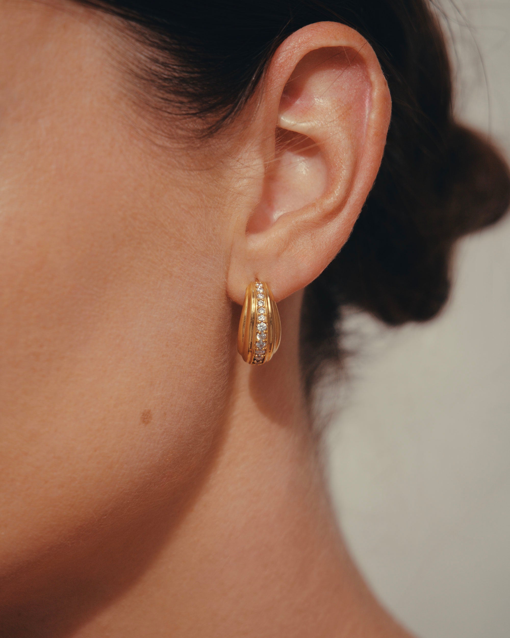 Daphine Ella earrings in gold with zirconia stones