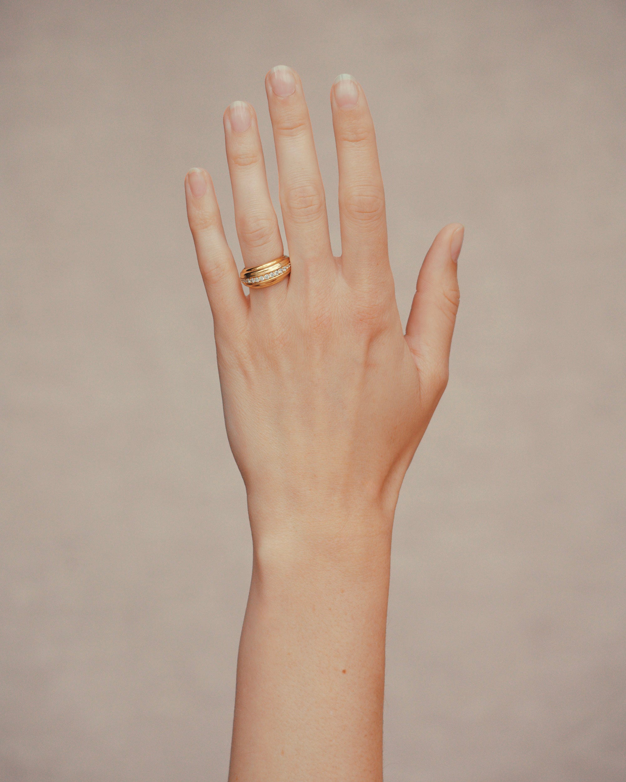 Daphine Ella ring in gold and zirconias